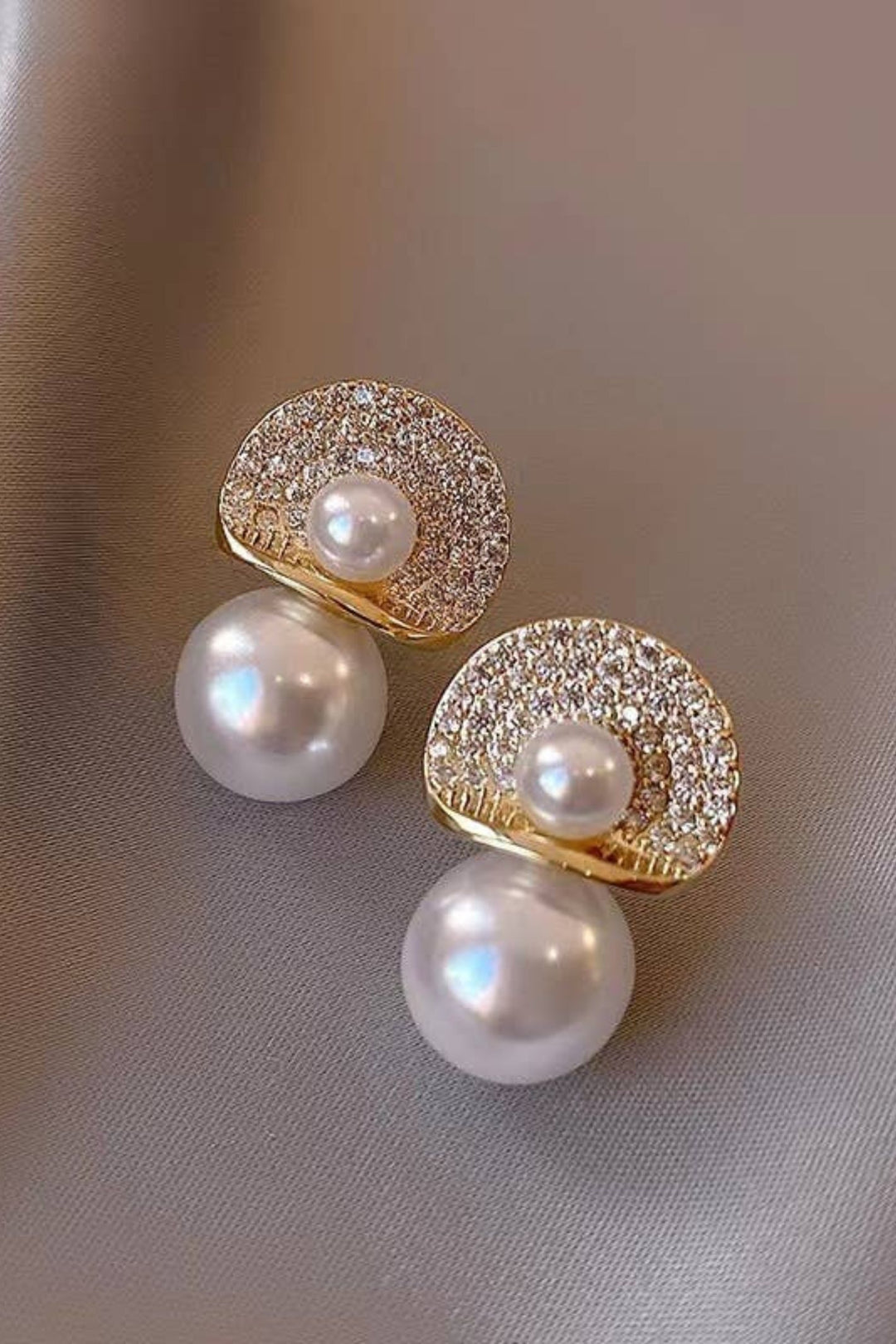 Elegant Pearl and Diamond Stud Earrings in Gold